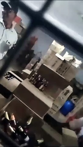 மதுபாட்டிலில் மிதந்த பல்லி; வீடியோ வெளியிட்டு குமுறும் குடிமகன் - திருப்பத்தூரில் பரபரப்பு