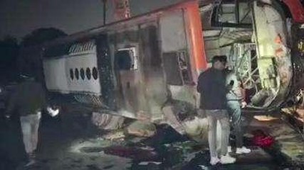 राजसमंद: नेशनल हाईवे पर भीषण हादसा, प्राइवेट बस पलटी, 2 की मौत, 15 घायल