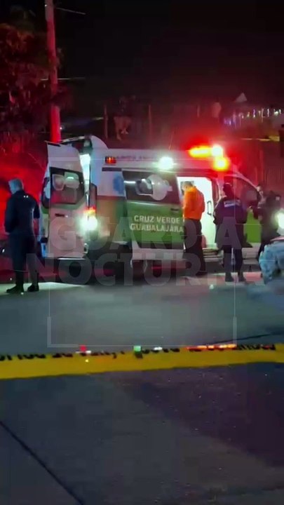#Preliminar Un hombre murió luego de ser agredido a balazos en calles de la colonia Valentín Gómez Farías de Guadalajara. Sus agresores se dieron a la fuga a bordo de una motocicleta #GuardiaNocturna