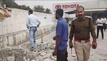 तेज रफ्तार हाइवा बाउंड्रीवाल को तोड़ते हुए यार्ड में घुसा, मची अफरा—तफरी, देखिए वीडियो