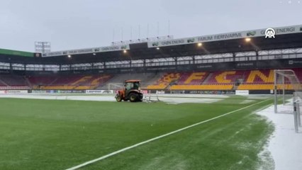 Fenerbahçe'nin rakibi Nordsjaelland'ın sahasında kar temizleme çalışmaları yapıldı