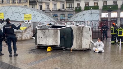 Activistas de Greenpeace recrean un "desastre climático" en la madrileña Puerta del Sol