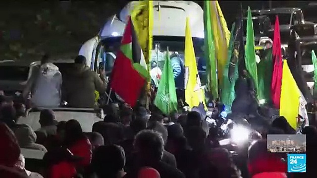 Israël-Hamas : des Palestiniens célèbrent l'arrivée de prisonniers libérés en Cisjordanie
