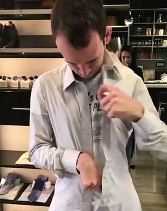 Balani crée une chemise à boutons magnétiques pour permettre à Lincoln, atteint de paralysie cérébrale, de s'habiller en toute autonomie !