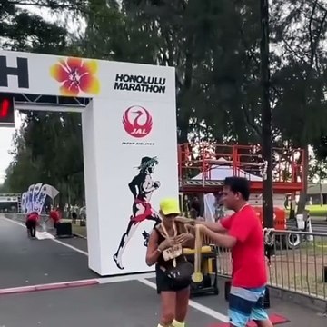 À 92 ans, elle devient la femme la plus âgée à terminer le marathon d'Honolulu en 2022 et continue de parcourir 50 km par semaine !