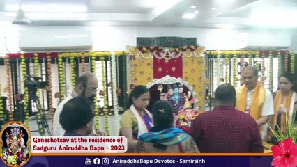 Shraddhavans waiting patiently for darshan