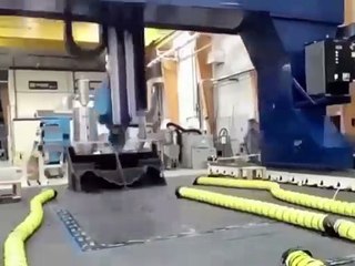 En 72 heures, l’imprimante 3D de l’Université de Maine, située aux États-Unis, a réalisé le plus grand bateau imprimé en 3D au monde !