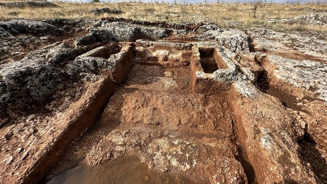 Perre Antik Kenti'nde 1800 yıllık boğa başı kabartması bulundu