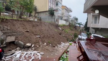 Büyükçekmece'de istinat duvarının çökmesi nedeniyle 2 araç hasar gördü