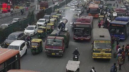 Hindistan'da hava kirliliğini önlemek için su püskürtme fanları kullanılıyor