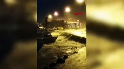 Avcılar'da dev dalgalar mendireği aştı, balıkçı barınakları su altında kaldı