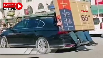 Download Video: Yeni alınan televizyonu otomobilin bagajına oturan 2 kişi taşıdı