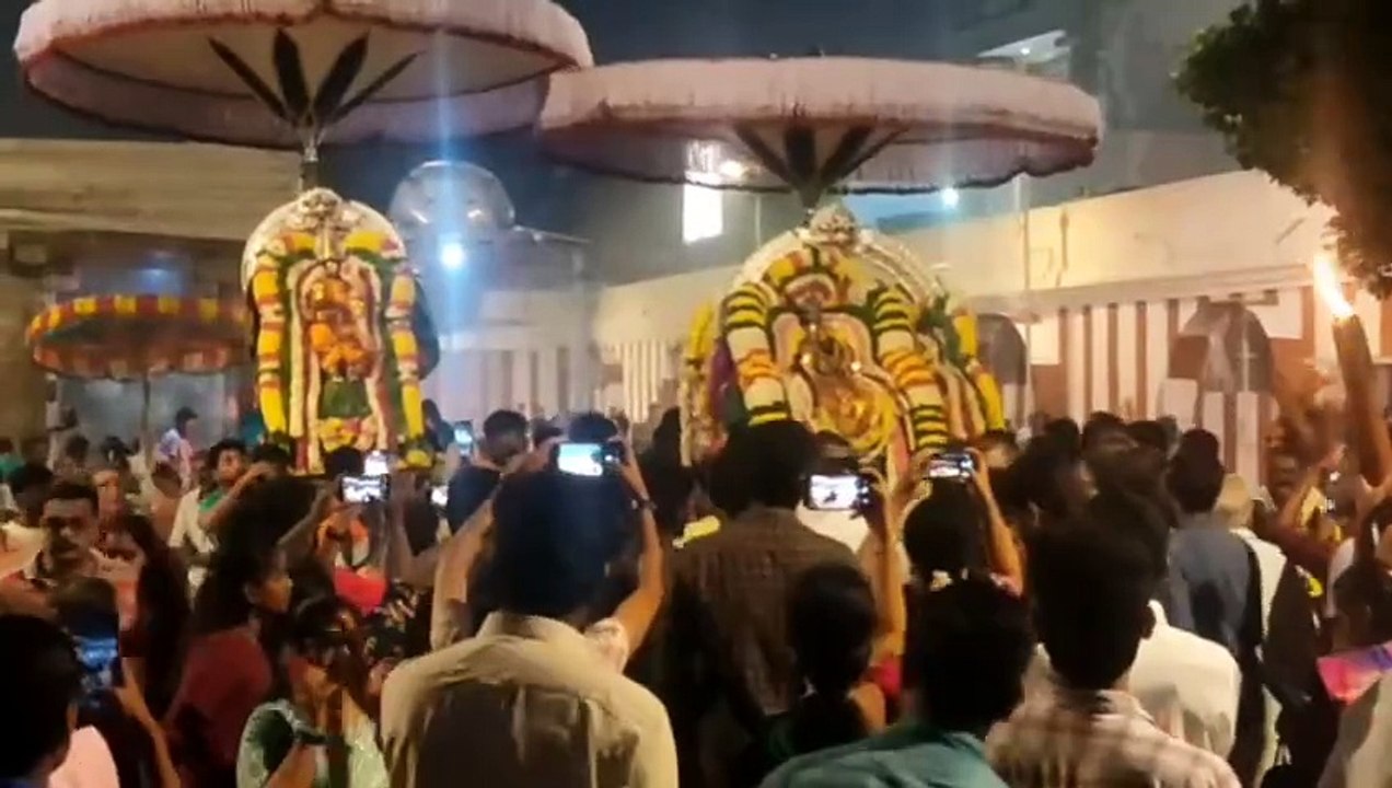 कपालीश्वर मंदिर में श्रद्धालुओं ने कार्तिग दीप प्रज्वलित किया... देखें वीडियो