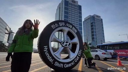 La protesta di Greenpeace davanti alla Hyundai a Seul