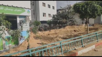 A Gaza fosse comuni di fronte all'ospedale di Al-Shifa