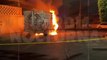 #Preliminar Voraz incendio consumió una camioneta de tres toneladas en calles de la colonia Jardines del Sur de Guadalajara. Autoridades ya investigan el hecho #GuardiaNocturna