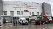 Acil servisin sundurması rüzgarın etkisiyle ambulansın üzerine düştü