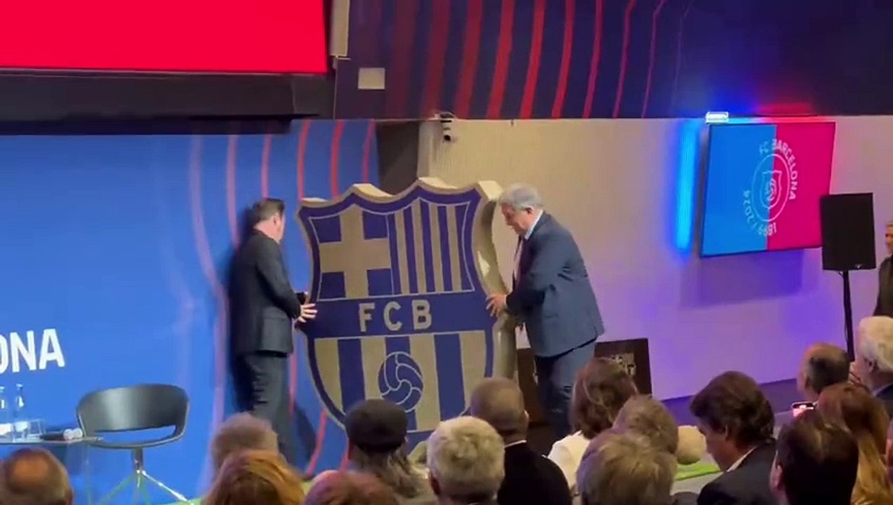 Laporta y David Carabén despliegan el logotipo del manifiesto del 125 aniversario del Barça