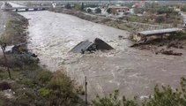 Balıkesir'in Edremit ilçesindeki Zeytinli Köprüsü, şiddetli yağışlar sonrası tamamen yıkıldı