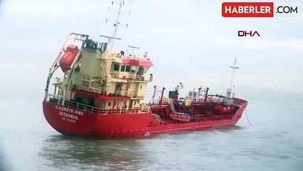 İstanbul'da karaya oturan yakıt tankeri çekildi