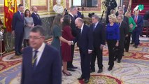 Esperanza Aguirre hace una reverencia al saludar a los reyes y a la princesa Leonor