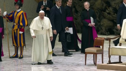 Papa preside audiência, mas com dificuldades de respirar