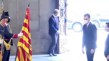 Sánchez no agacha la cabeza ante la bandera de España como sí hizo ante la senyera