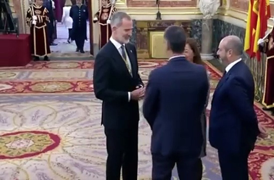 El gesto grosero de Sánchez delante del Rey Felipe VI - Vídeo Dailymotion