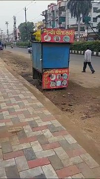 नाले में डाल रहा था गंदगी, निगम अफसरों ने दुकानदार से ही करई सफाई