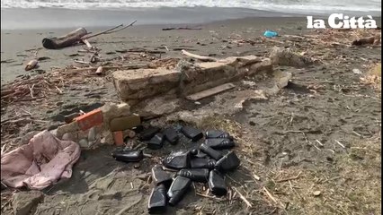 Salerno, centinaia di confezioni di olio per motori in spiaggia