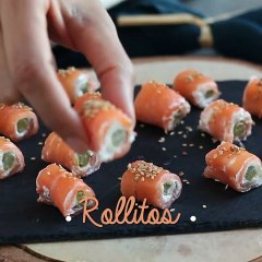 Rollitos de salmón, queso y espárragos