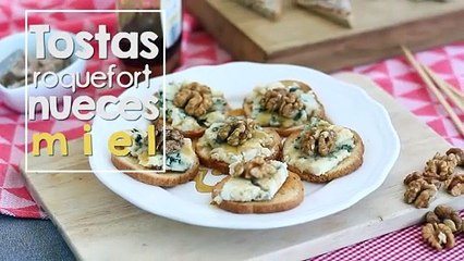 Tostas roquefort, nueces y miel