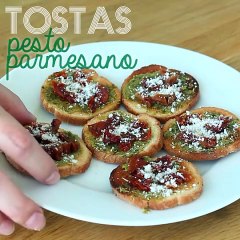 Tostas pesto, parmesano y tomates secos