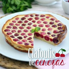 Clafoutis de cerezas, pastel con fruta de verano