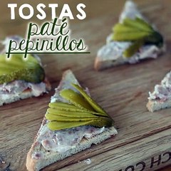Tostas paté de campaña y pepinillos