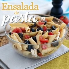 Ensalada de pasta, tomate, feta y aceitunas