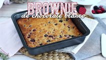 Brownie de chocolate blanco y frutos rojos (blondie)