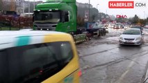 İstanbul'da Sağanak Yağış: Küçükçekmece'de Yollar Göle Döndü