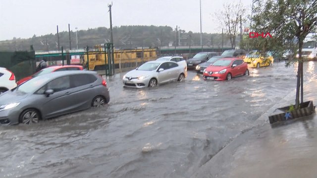 İstanbul’da şiddetli yağış ve fırtına: Binaya yıldırım düştü