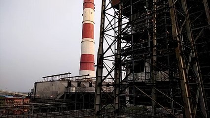 Accidents occur due to free thermal ash spreading on the road