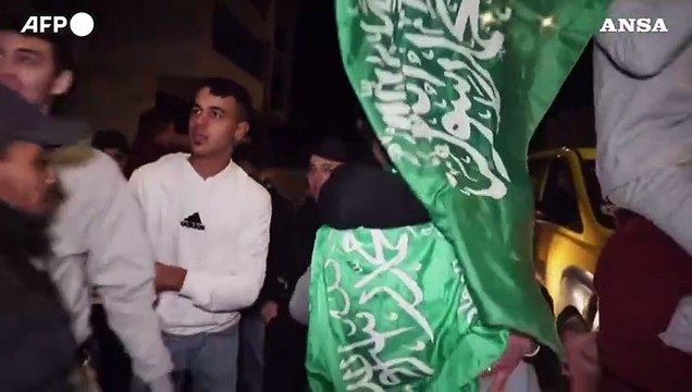 Detenuti palestinesi rilasciati da Israele vengono accolti in Cisgiordania