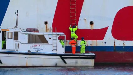 Il "gigante spiaggiato": si attende che la nave cargo arenata a Messina venga disincagliata
