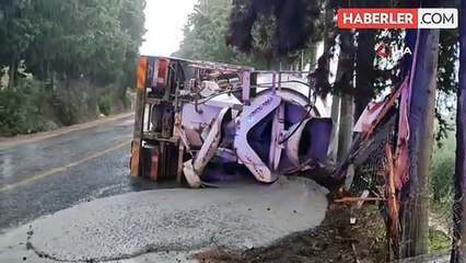 Aydın'da yağışlı hava nedeniyle beton mikseri devrildi