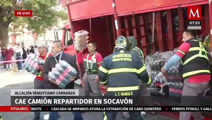 Camión cae en socavón en Venustiano Carranza, CdMx; reportan fuga de agua