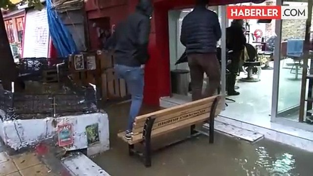 Küçükçekmece'de rögarlar taştı, yollar göle döndü