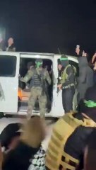 Bu akşam salıverilen yahudi esirler de gülerek ayrıldı!