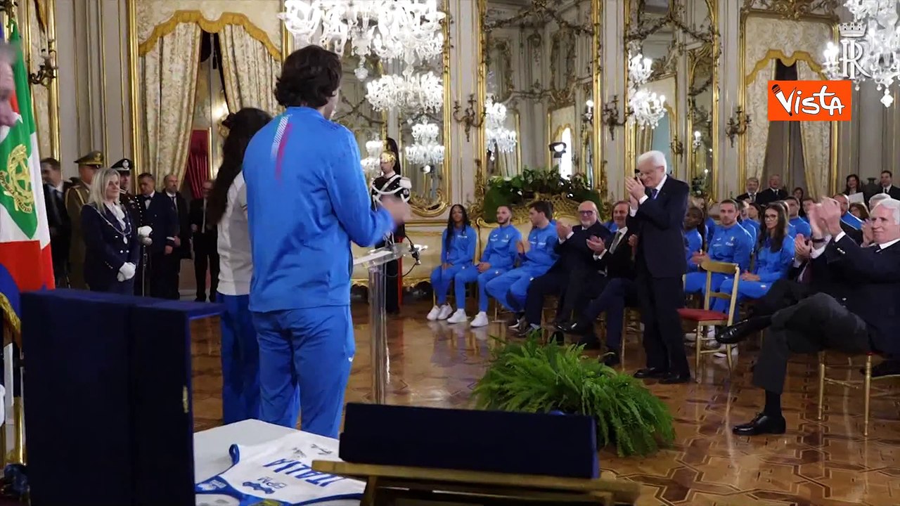 Mattarella riceve in dono maglia con autografi azzurri da capitani Nazionali atletica
