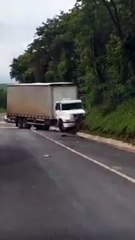 Condutor tenta ultrapassar, carro aquaplana e colide de frente com caminhão na PR-323