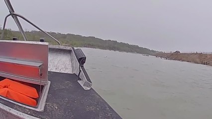 Autoridades rescatan a inmigrantes de las corrientes del Río Bravo