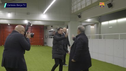 El cálido abrazo entre Xavi y Laporta